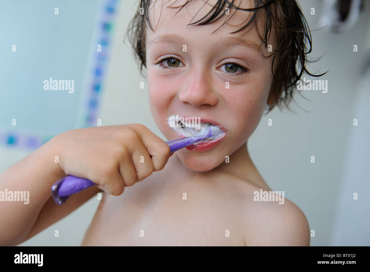 young boy cleaning his teeth Stock Photo Alamy
