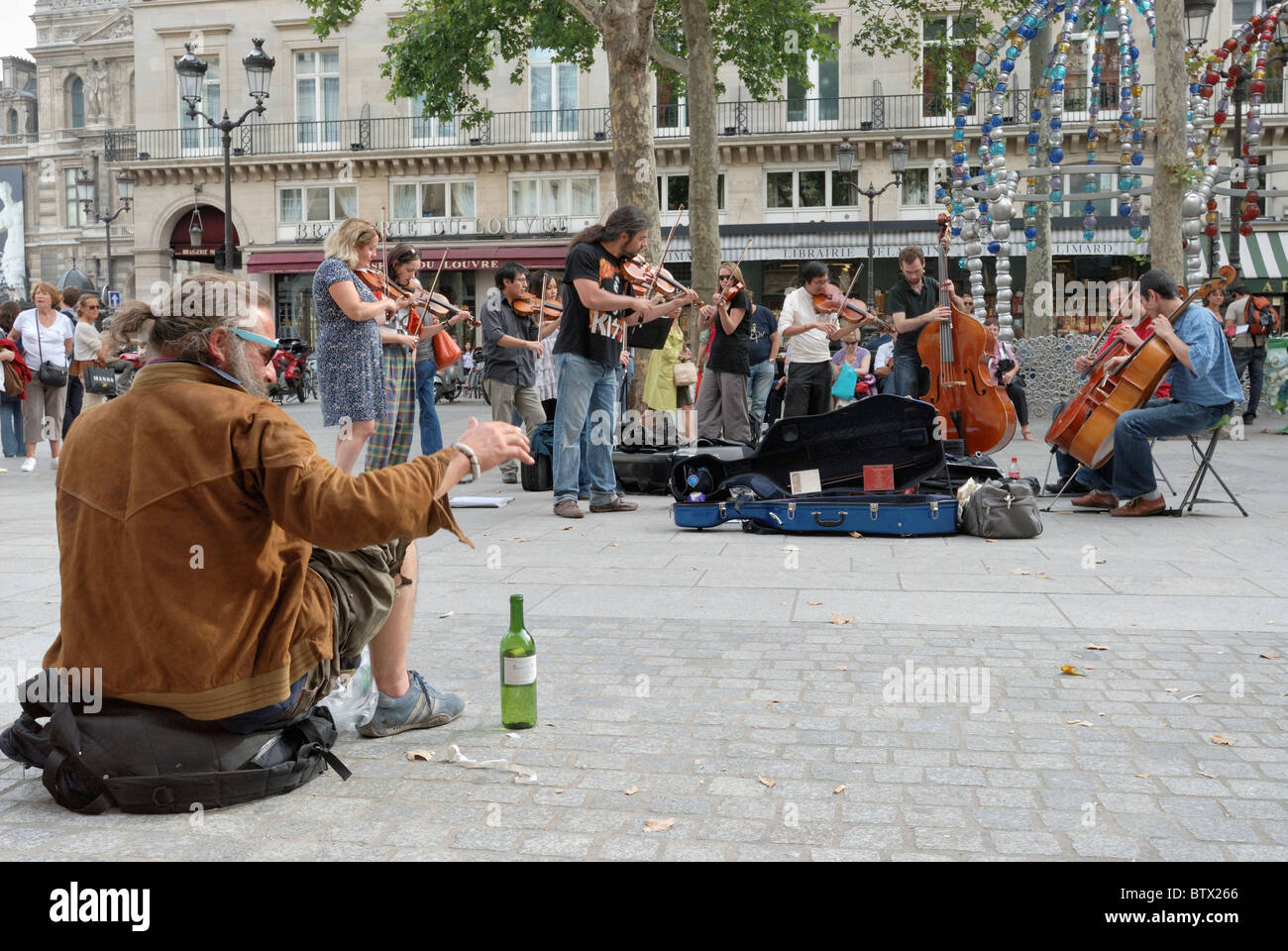 Classique Metropolitian musicians perform at Place Colette, a square at Rue  Saint-Honoré and Avenue de l'Opéra, Paris France Stock Photo