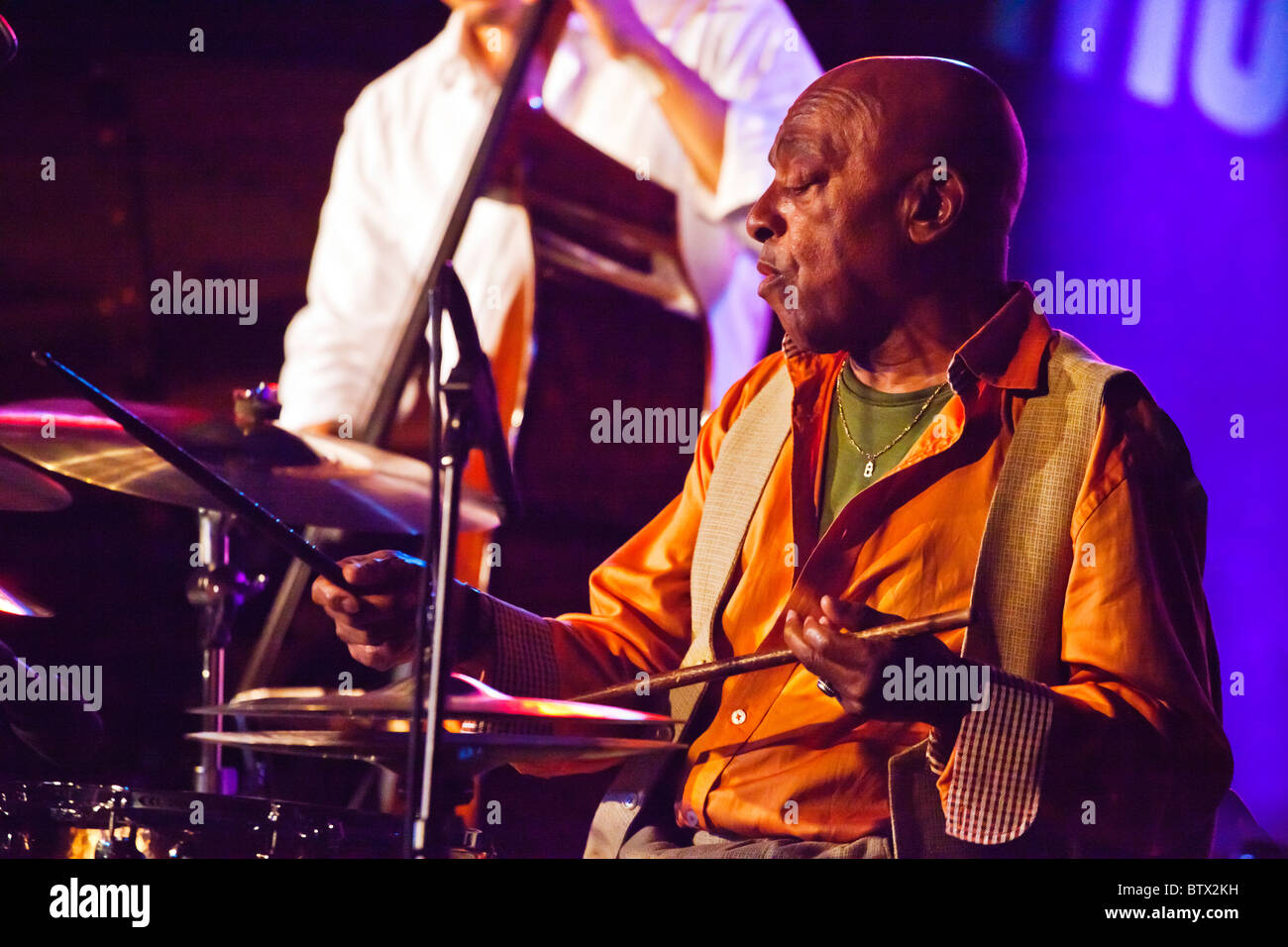 ROY HANES plays drums with his FOUNTAIN OF YOUTH BAND in Dizzys Den - 2010 MONTEREY JAZZ FESTIVAL, CALIFORNIA Stock Photo