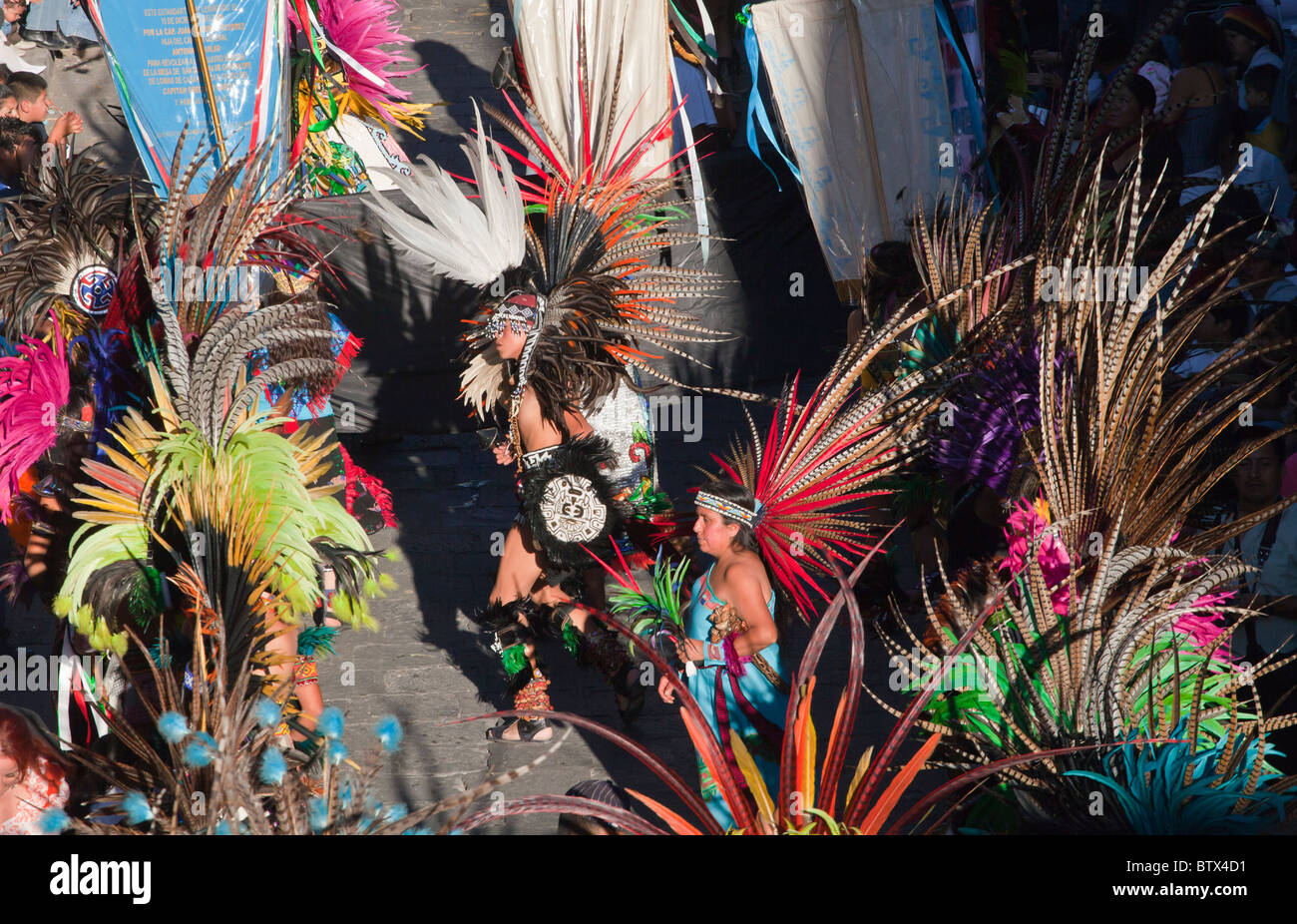 Aztec dance troupe hi-res stock photography and images - Alamy