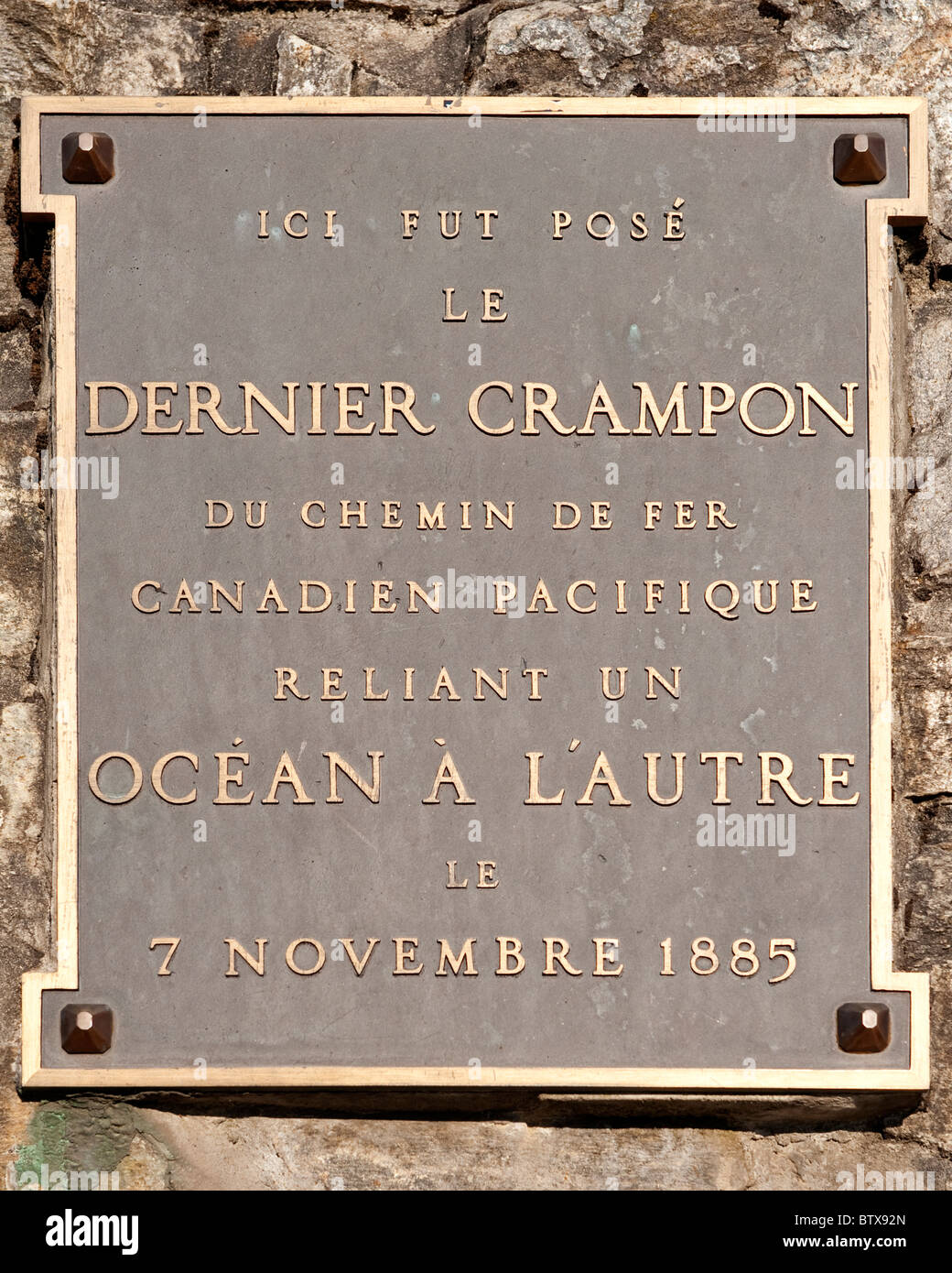 Plaque in French, commemorating The Last Spike of the Canadian Pacific Railway, driven 7 November 1885, Craigellachie, BC. Stock Photo