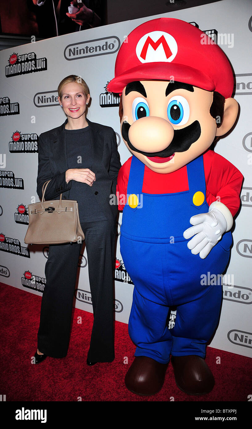 New Super Mario Bros. Video Game Launch for Wii Celebrates 25th Anniversary  Stock Photo - Alamy