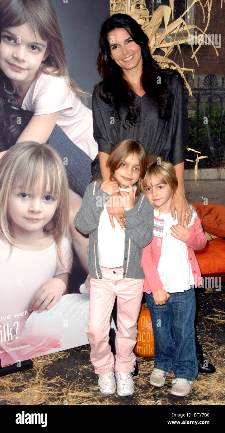 Angie Harmon Unveils New Got Milk? Ad Campaign Stock Photo Alamy