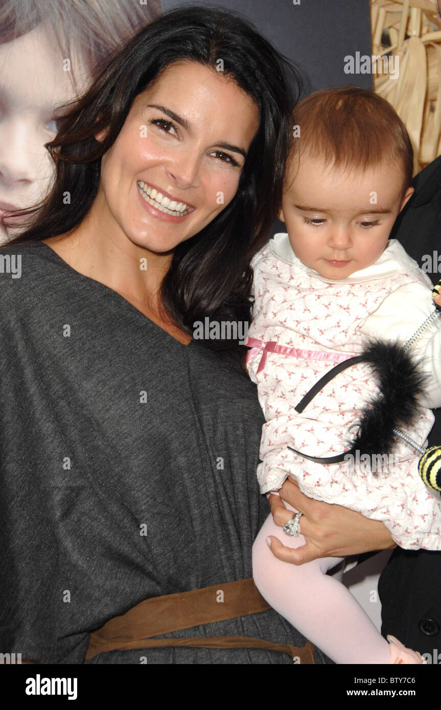 Angie Harmon Unveils New Got Milk? Ad Campaign Stock Photo Alamy(02)