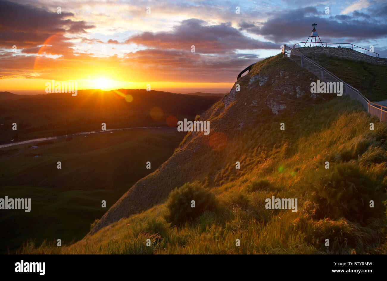 sunrise-over-te-mata-peak-and-tukituki-river-valley-hawkes-bay-north