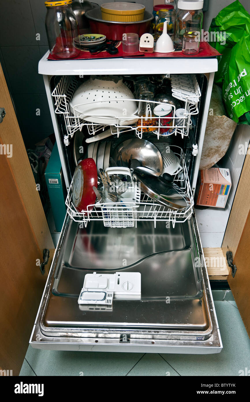Automatic dishwasher hires stock photography and images Alamy