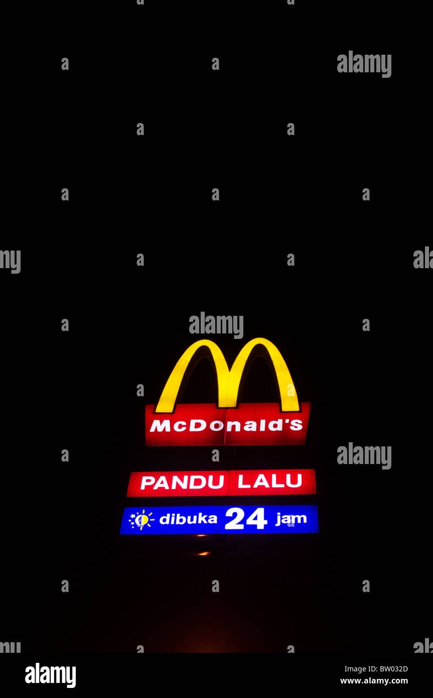 mcdonald's sign at night Stock Photo - Alamy