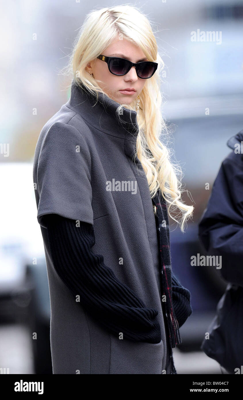 GOSSIP GIRL Filming in Lower Manhattan Stock Photo Alamy