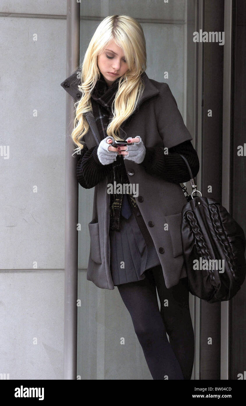 GOSSIP GIRL Filming in Lower Manhattan Stock Photo Alamy