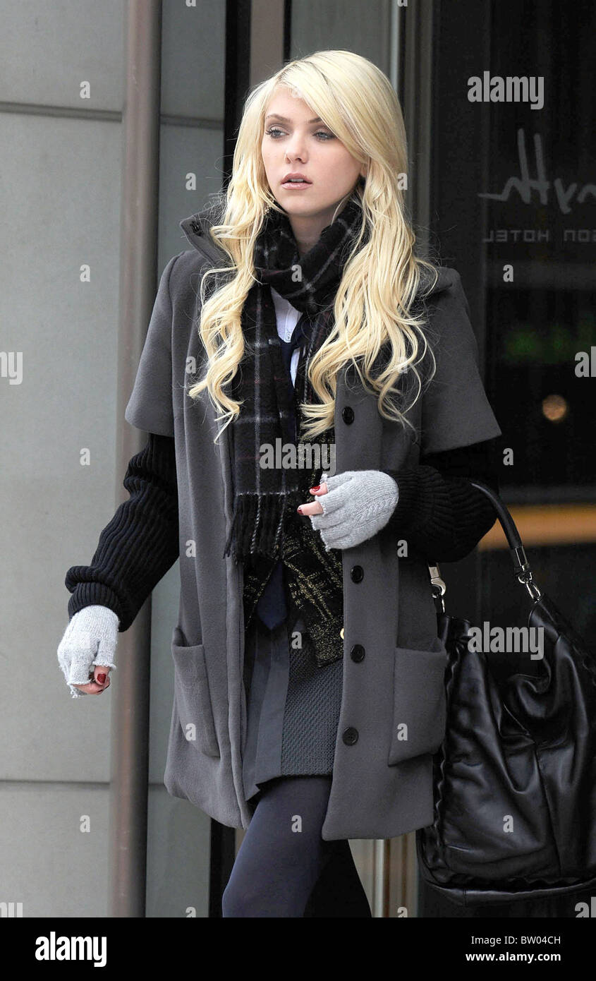 GOSSIP GIRL Filming in Lower Manhattan Stock Photo Alamy