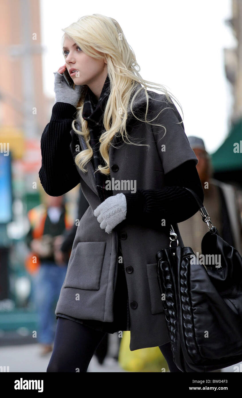 GOSSIP GIRL Filming in Lower Manhattan Stock Photo Alamy