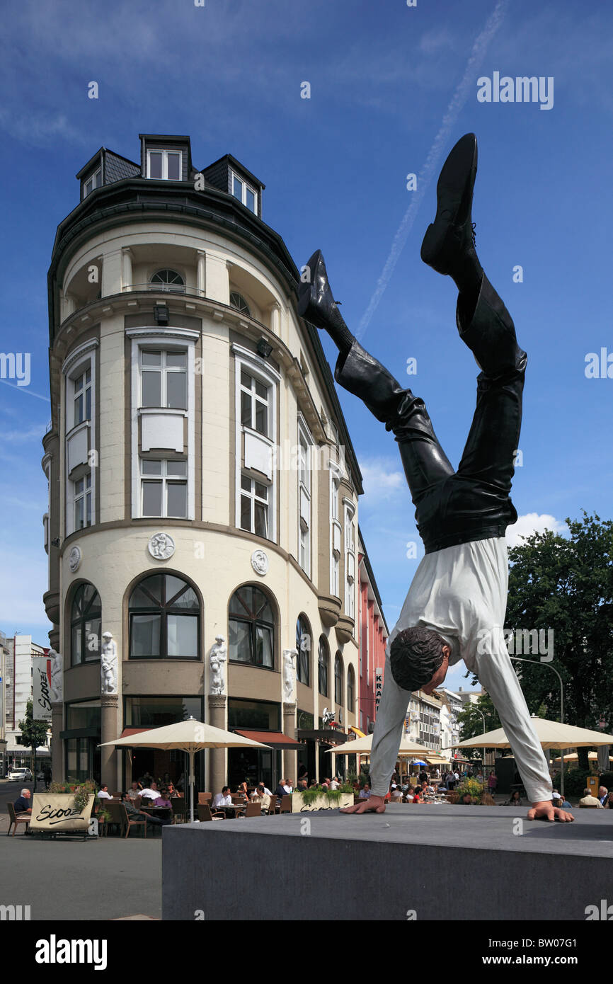 Skulptur 'Ein neuer erfolgreicher Tag' von Bildhauer Guillaume Bijl vor dem Sasse-Haus in Wuppertal-Elberfeld, Wupper, Bergisches Land, Nordrhein-West Stock Photo