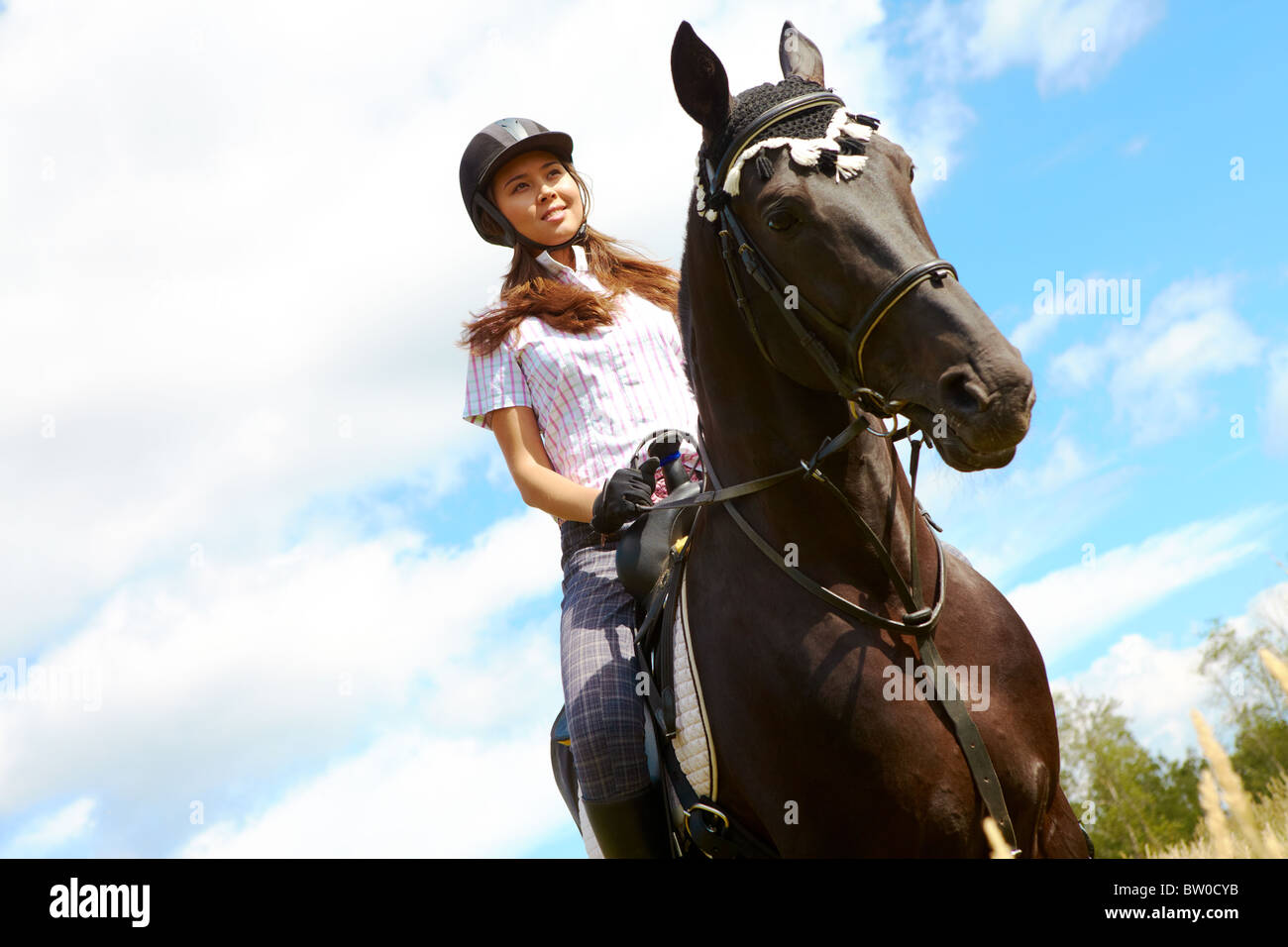 Хорс киев. Верховая езда. Девушка в шлеме и лошадь. Девушка катается на лошади. Девочка на лошади в шлеме.