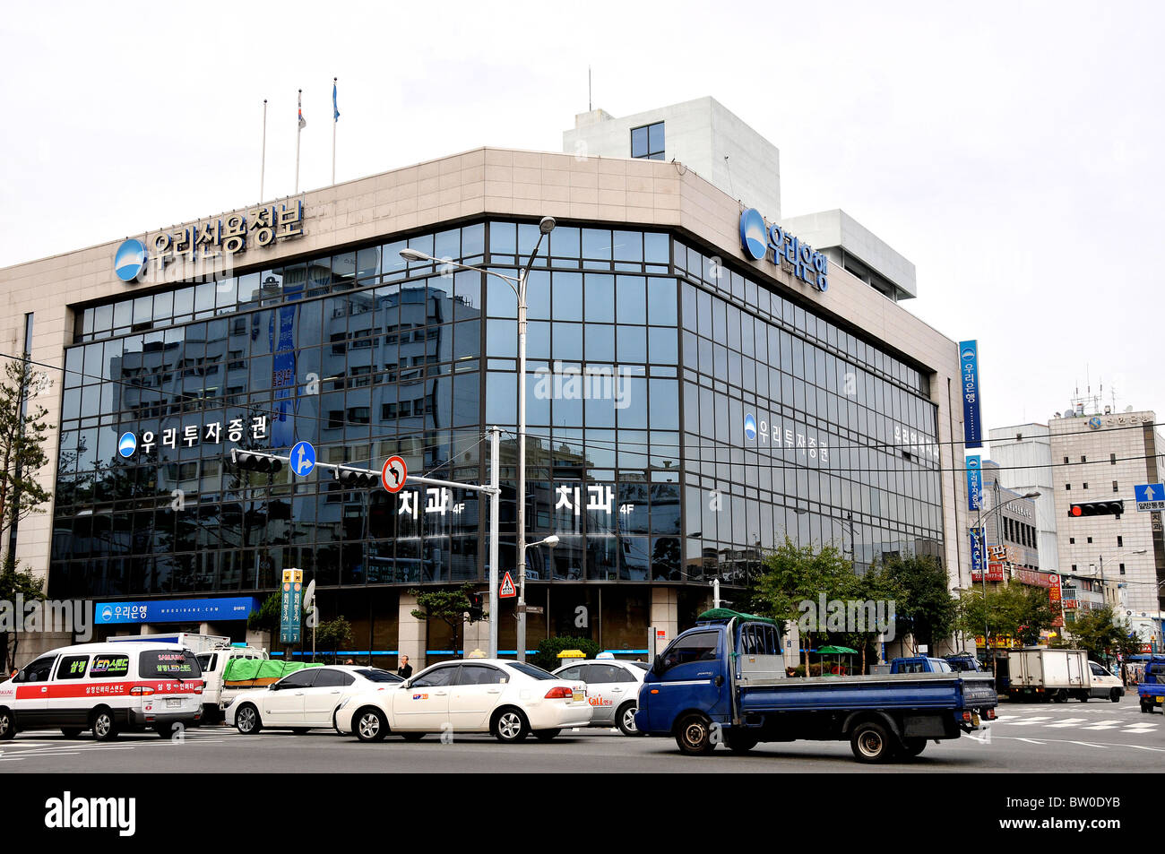 street scene, Woori bank, Seoul, South Korea Stock Photo Alamy