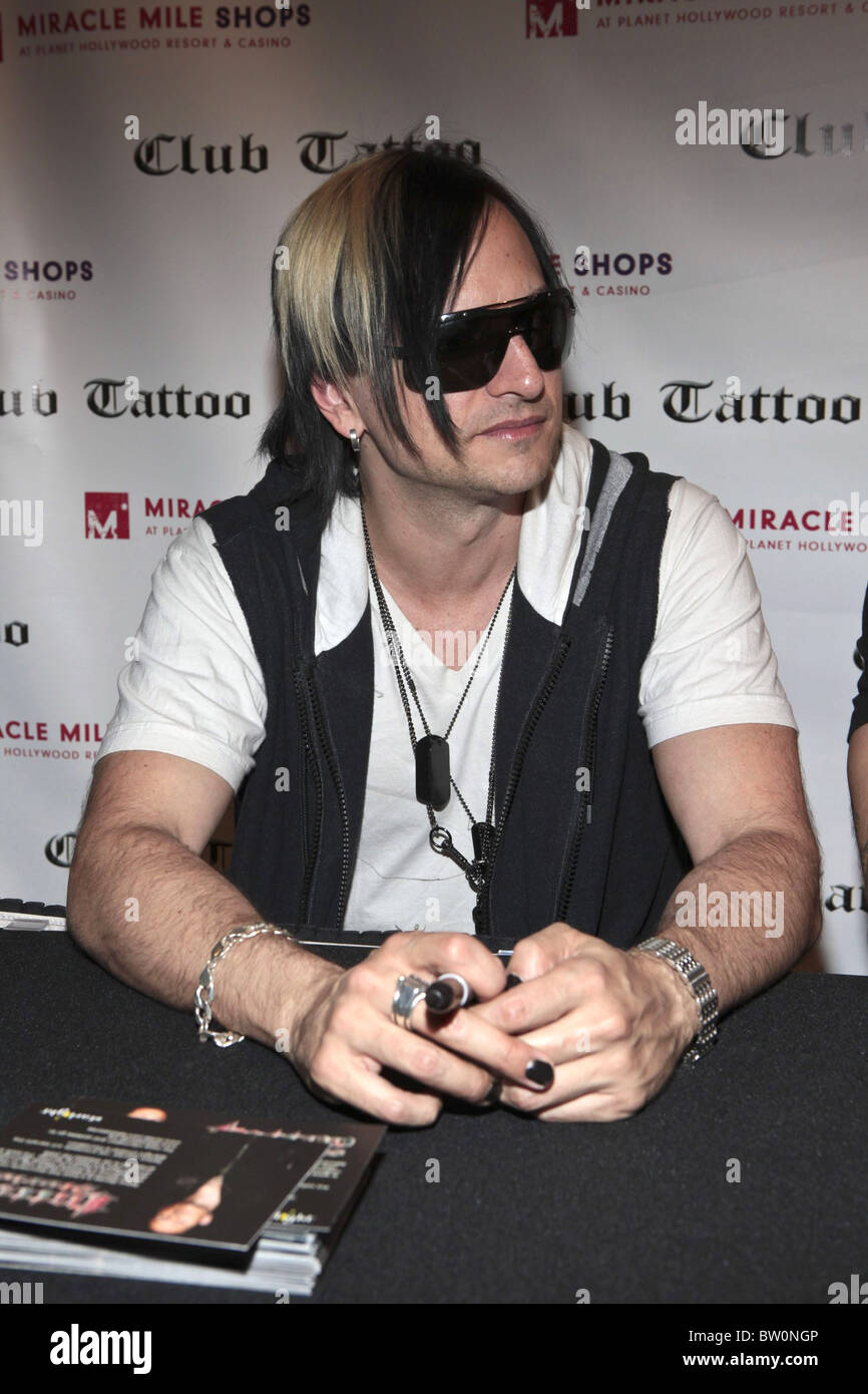 Chester Bennington Autograph Signing At Club Tattoo Stock Photo Alamy Chester Bennington Autograph Signing At Club Tattoo Stock Photo Alamy