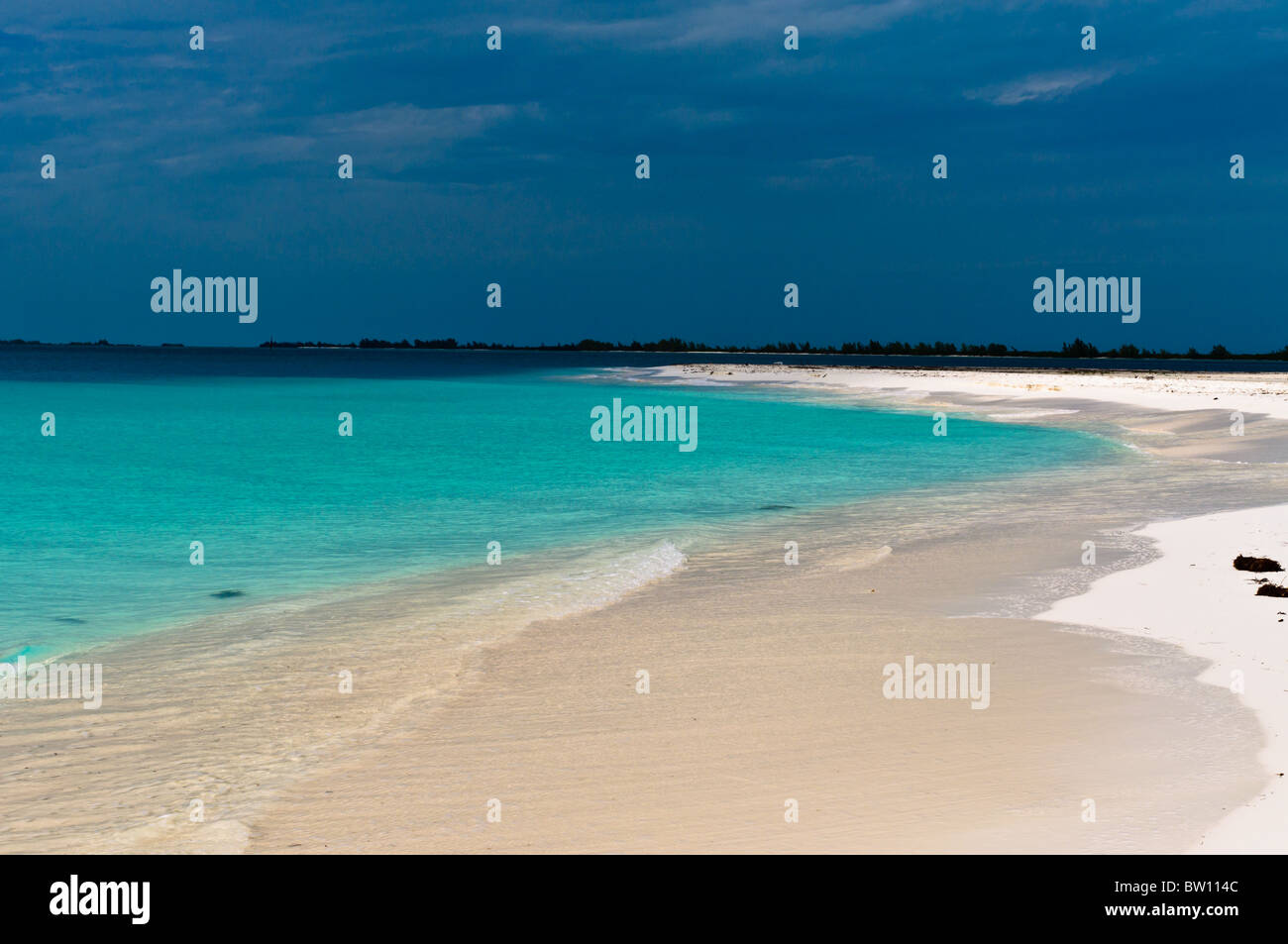 Waves beach jamaica hi-res stock photography and images - Alamy