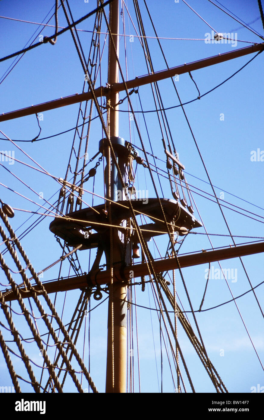 Crows nest ship hi-res stock photography and images - Alamy