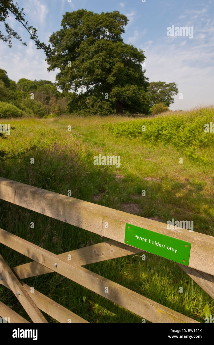 A sign reading Permit Holders Only on a countryside gate in Benacre , Suffolk , England , Great Britain , Uk Stock Photo