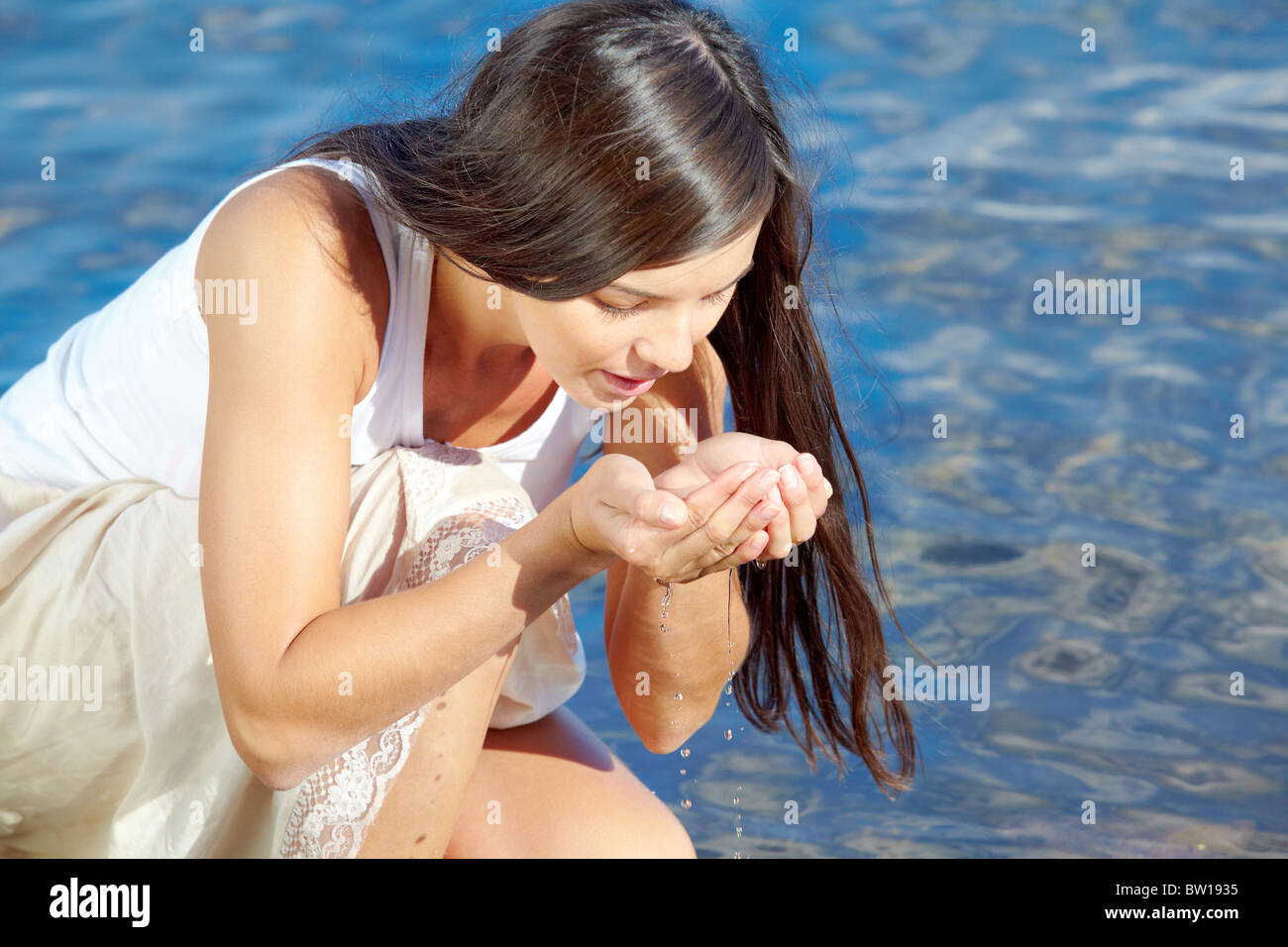 умывается в реке. вода в ладонях. мех. сережа охотно выпил из ладоней родниковой. техническая вода табличка.