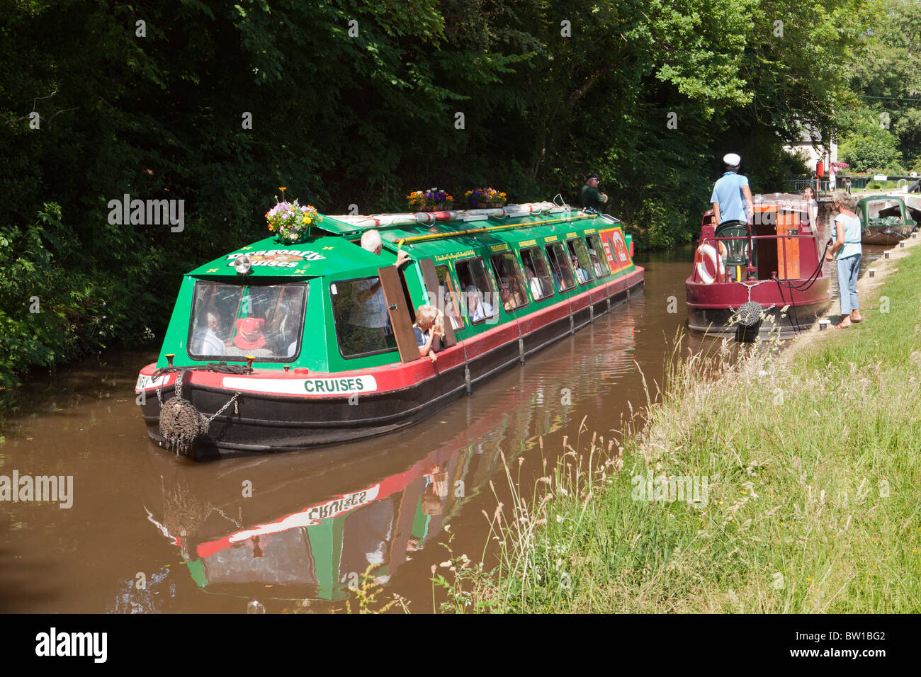 Tourists enjoying a ride on the Dragonfly Cruises canal trip boat on the Monmouthshire & Brecon Canal at Brecon, Powys, Wales Stock Photo