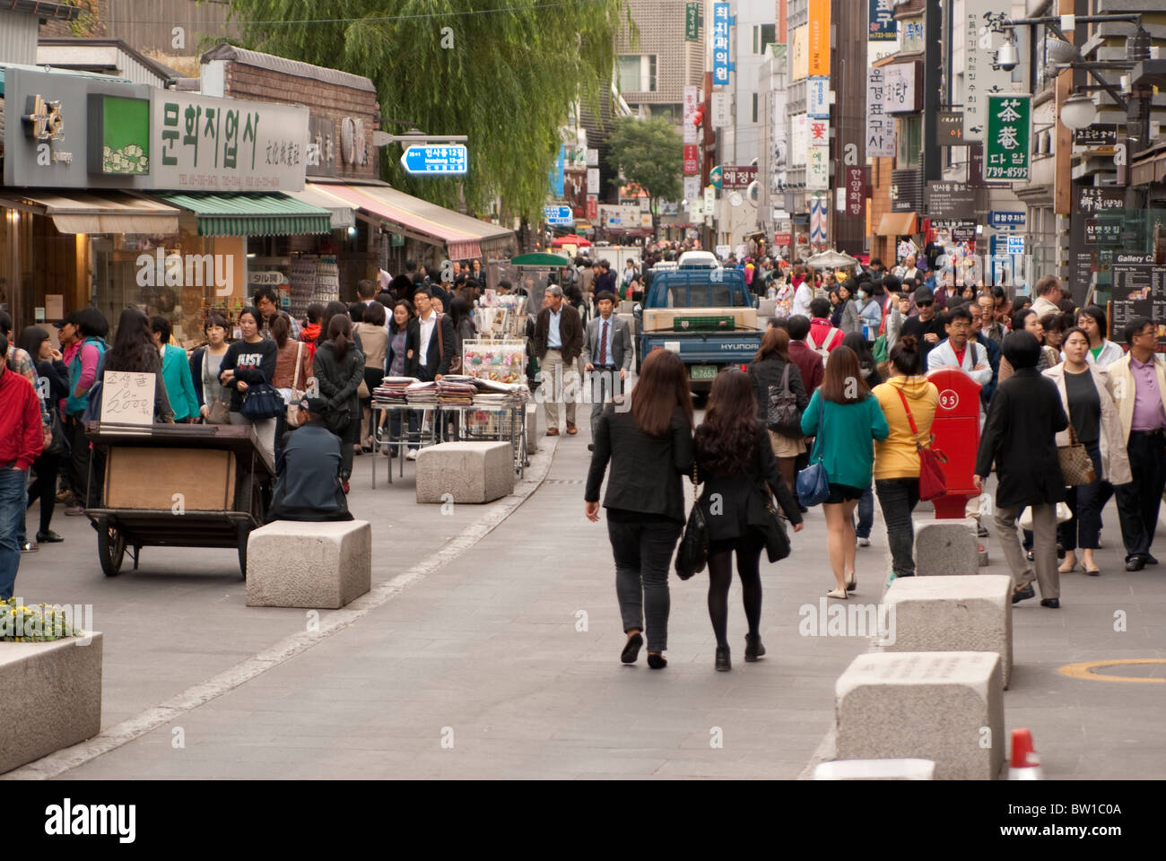 Shoppers strolling in the main thoroughfare of Insadong, popular for tourists, shoppers, and artisans in Seoul, South Korea Stock Photo
