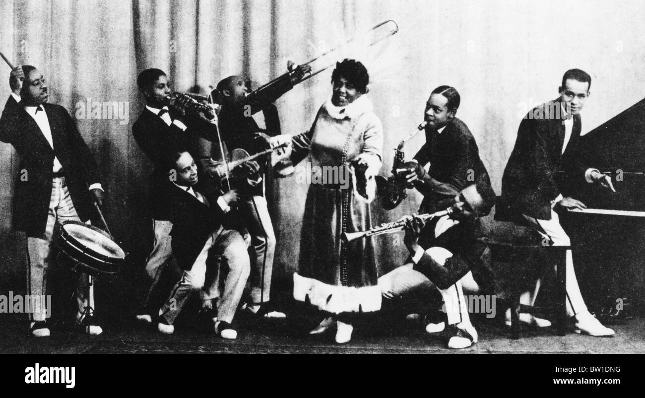 MAMIE SMITH (1883-1946) US singer and dancer with her Jazz Hounds band Stock Photo