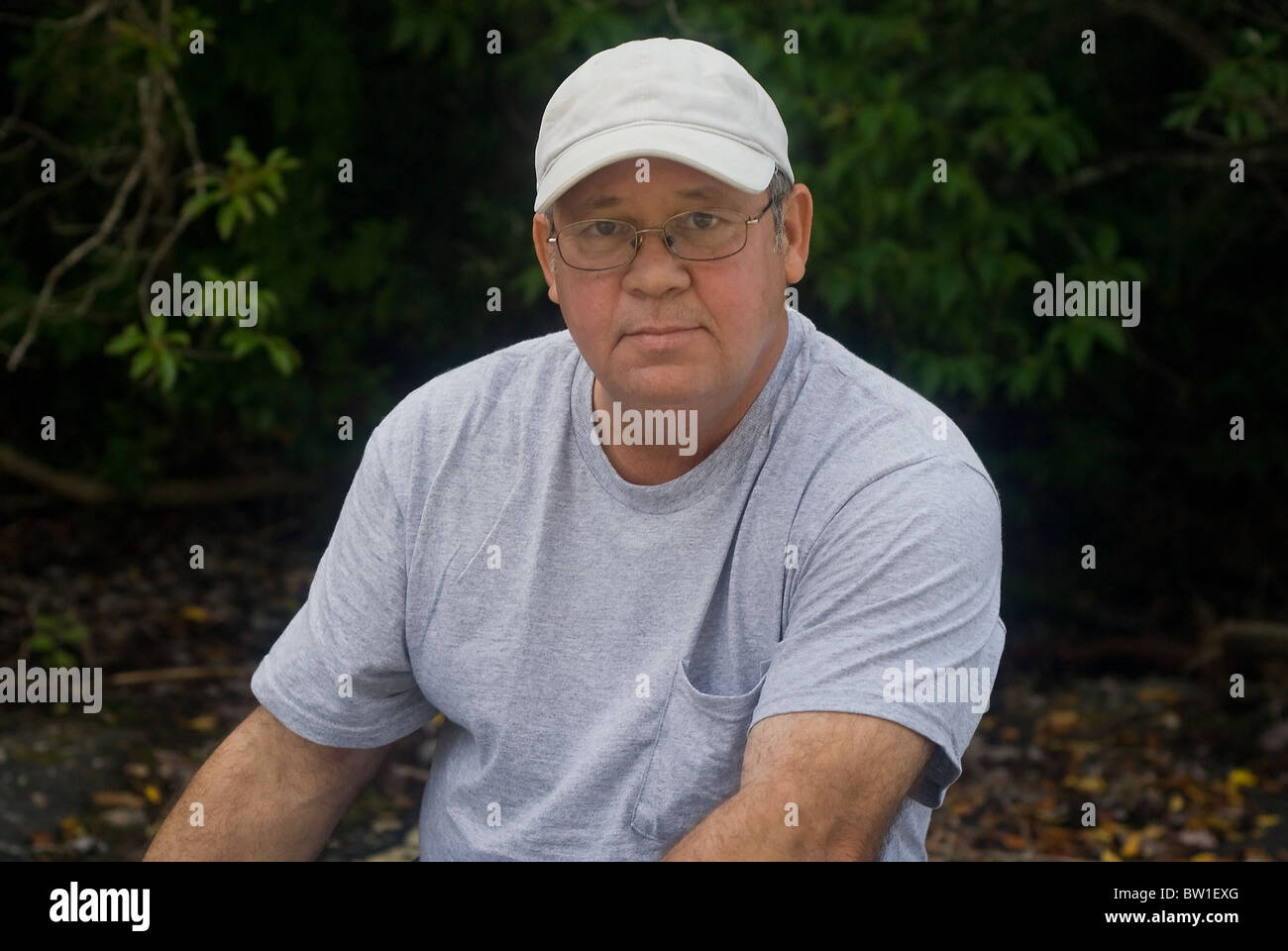 Man wearing tilley hat hi-res stock photography and images - Alamy