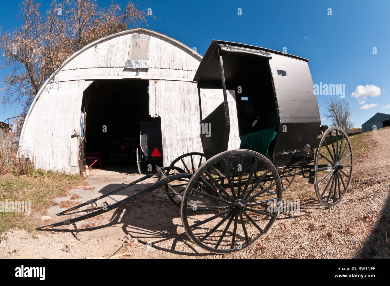 Amish barn and horse buggy, near Viroqua, Wisconsin, USA Stock Photo