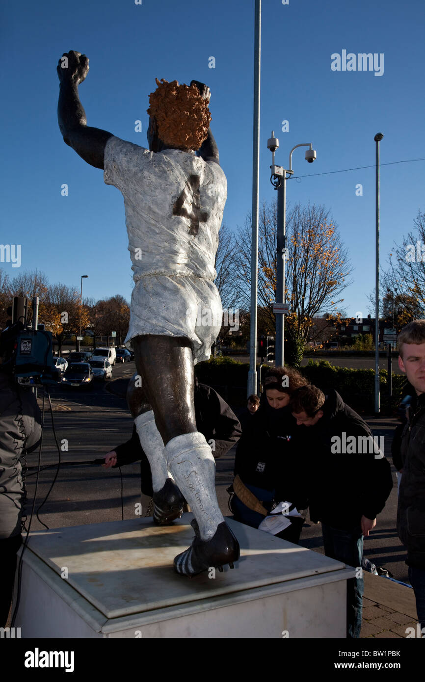 Statue of billy bremner outside elland road hires stock photography