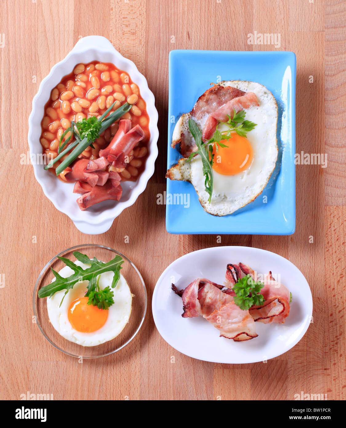 Baked beans, sausages, fried egg and bacon Stock Photo Alamy
