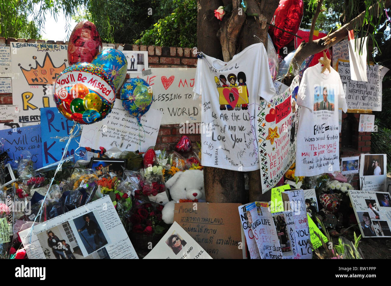 Michael Jackson Memorial Outside Home of Mother Stock Photo Alamy