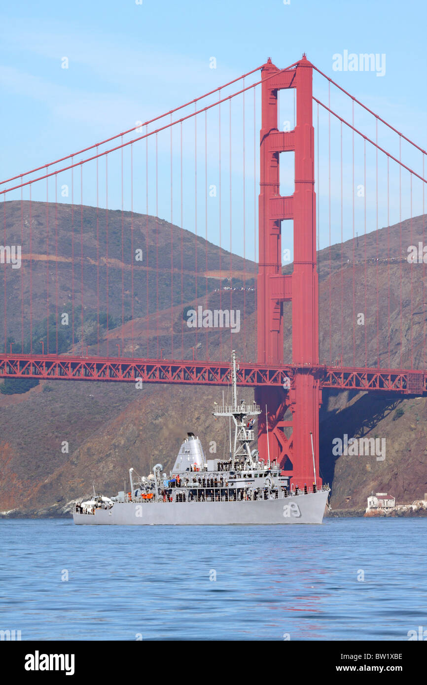Mine Countermeasure ship USS Pioneer (MCM 9) on San Francisco Bay Stock