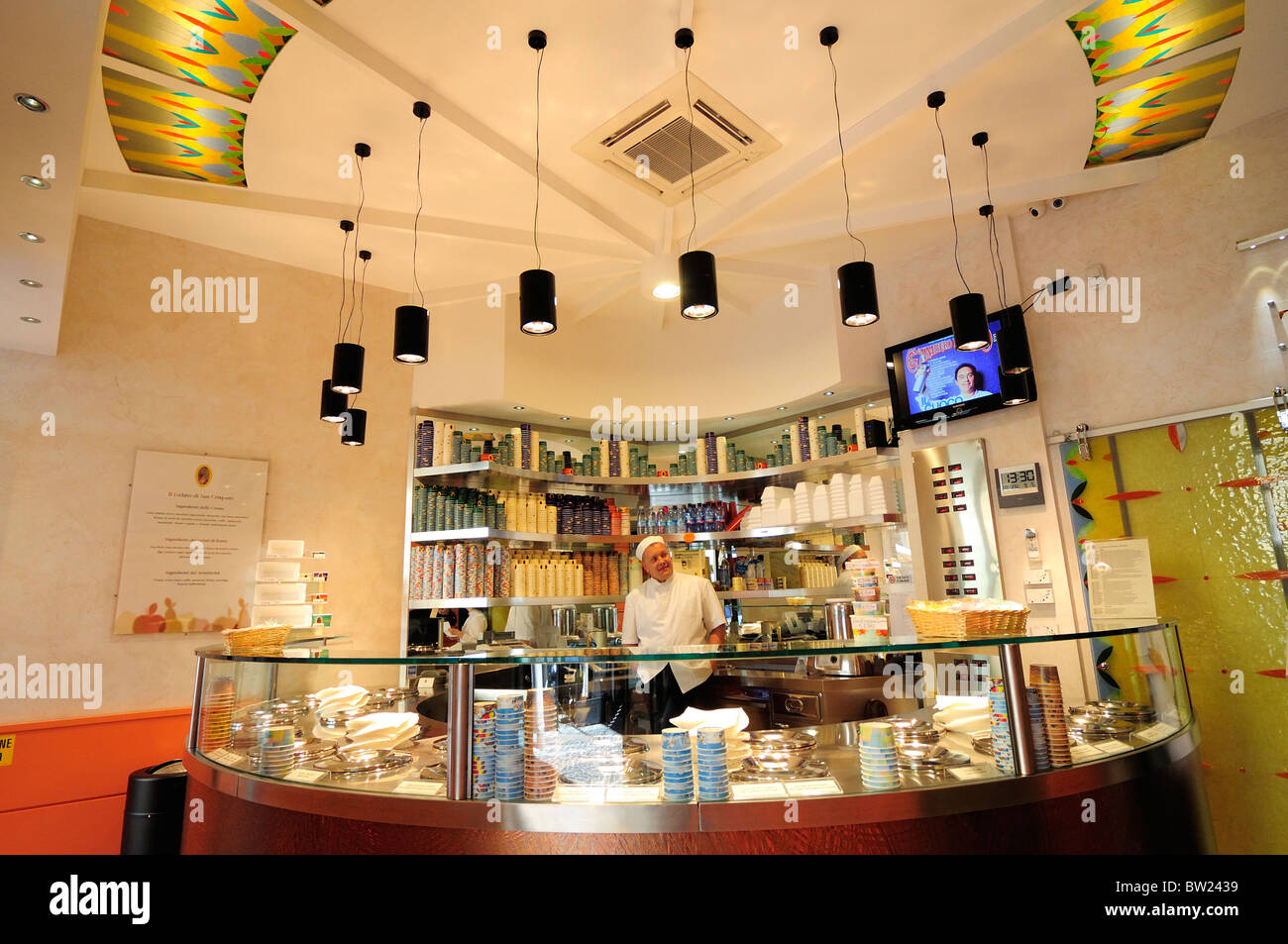 Il Gelato di San Crispino interior near Piazza della Rotonda Stock Photo -  Alamy