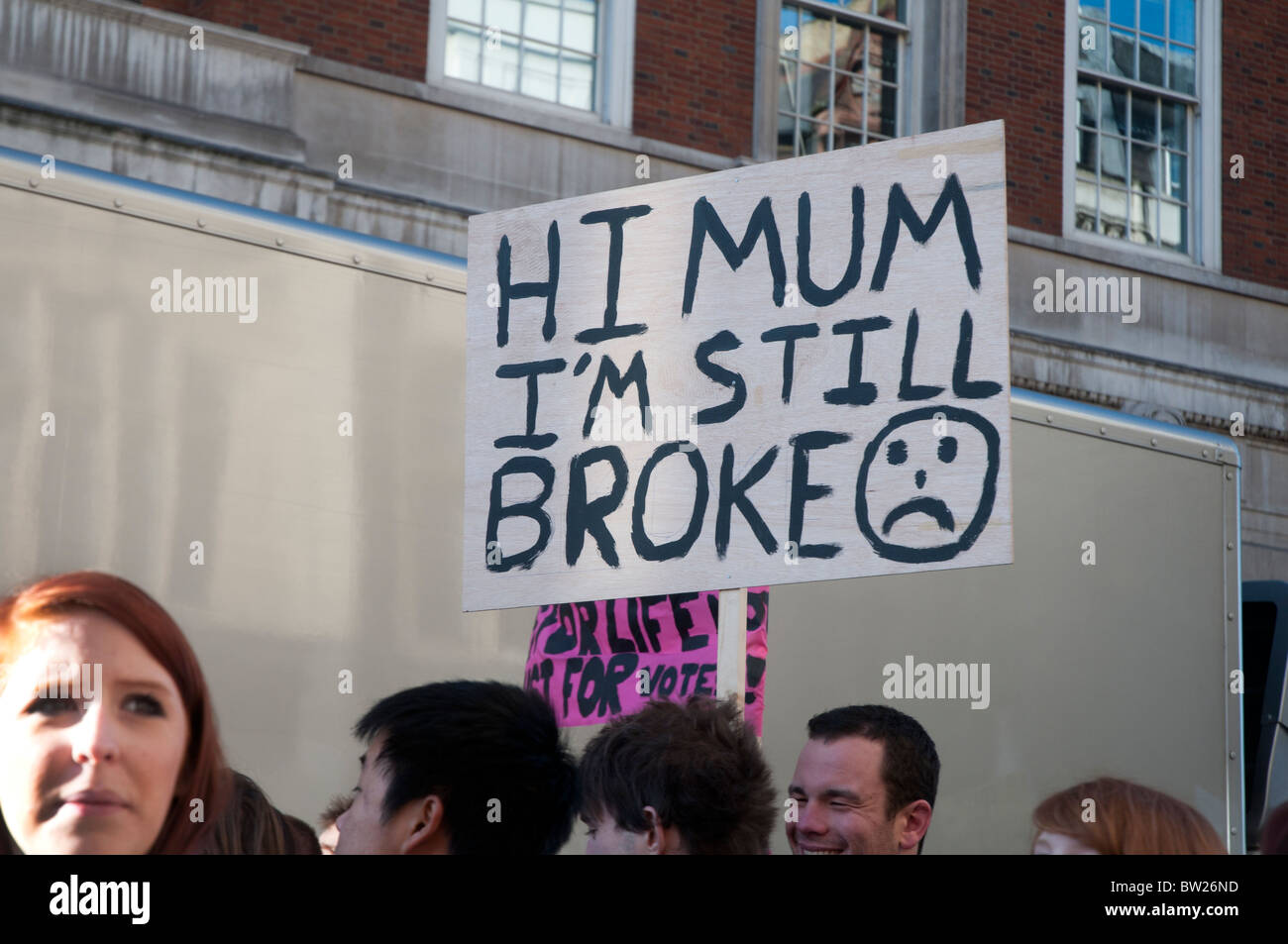 Moms day. Hi mum i m. дети живут с родителями. кружка i love my mom. мама закрывает глаза сыну.