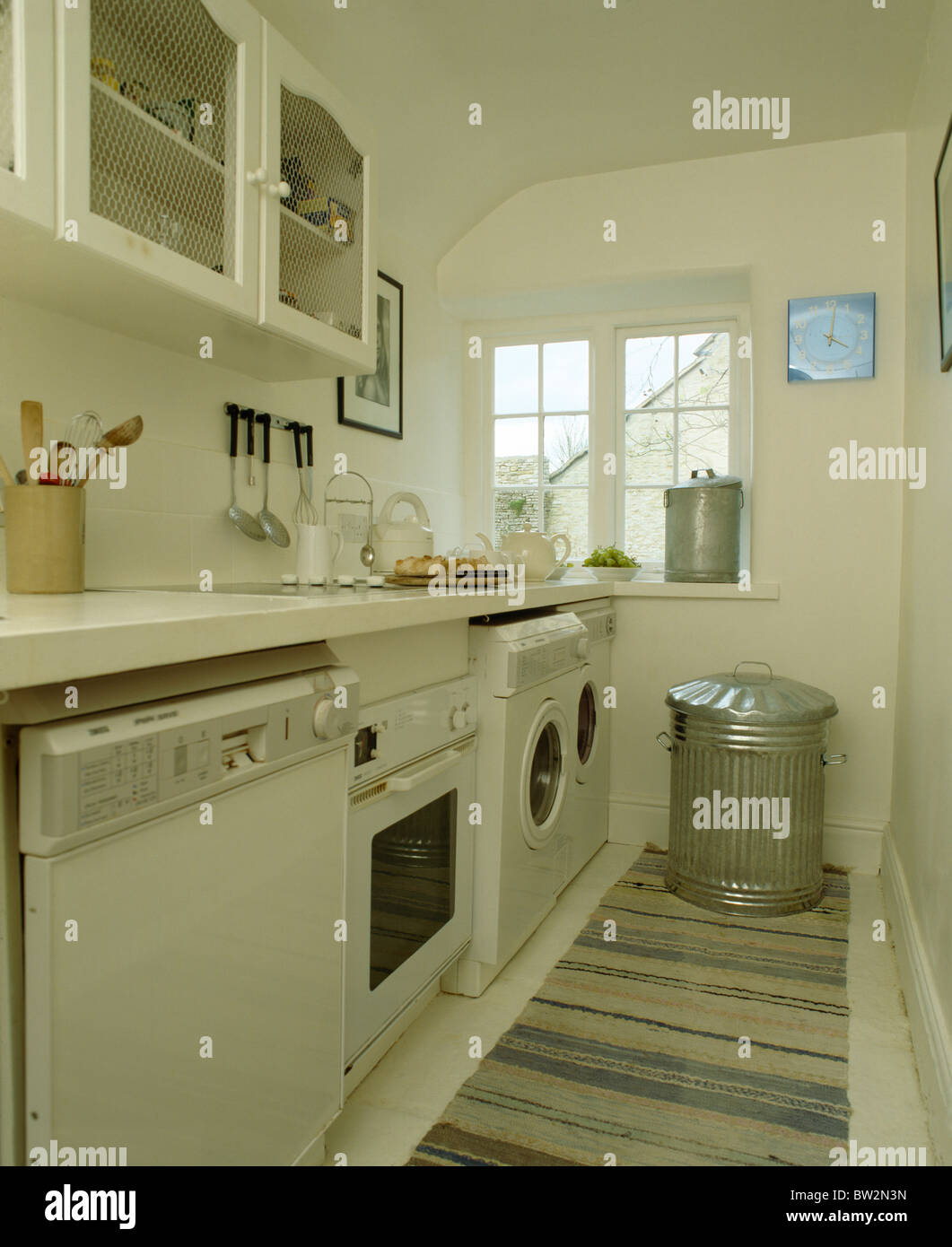 Dishwasher and oven and washingmachine below worktop in traditional