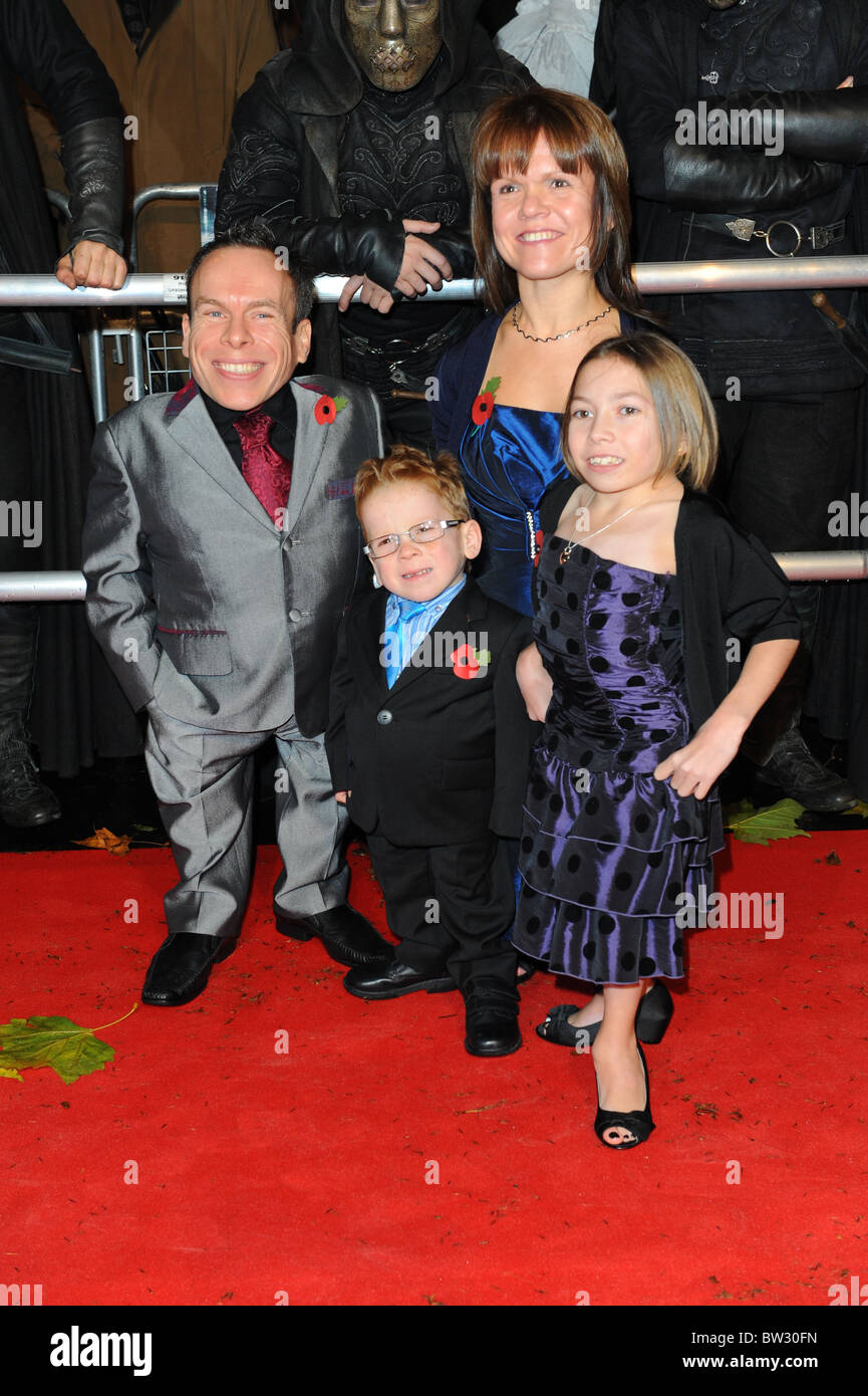 WARWICK DAVIS & FAMILY HARRY POTTER AND THE DEATHLY HALLOWS - PART 1 - FILM  PREMIERE LEICESTER SQUARE LONDON ENGLAND 11 Novemb Stock Photo - Alamy