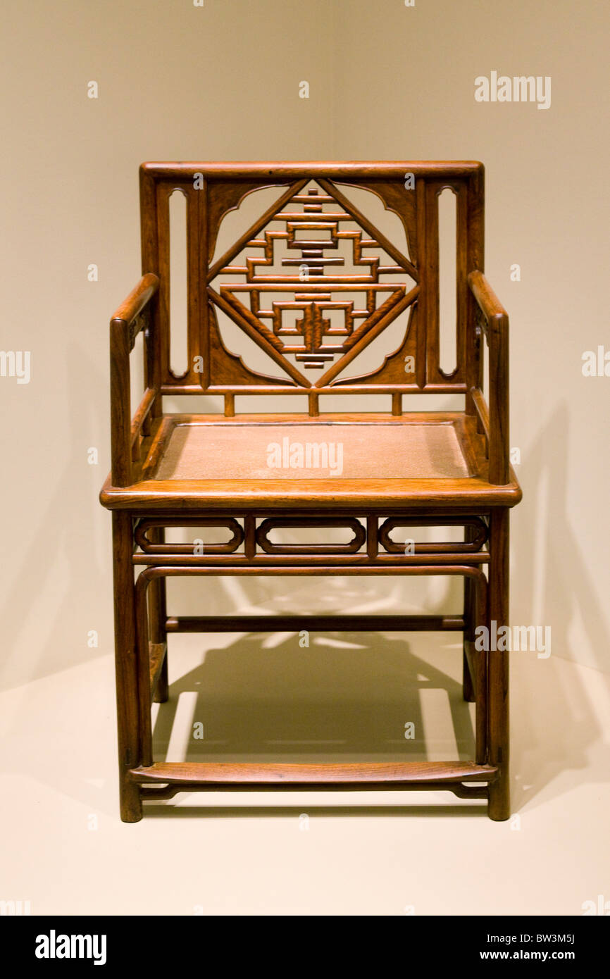 Low-back armchair - China Late Ming-Qing dynasty, 16th century - Huanghuali rosewood Stock Photo