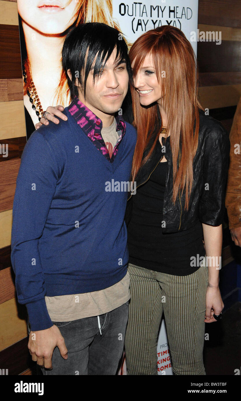 Caribou Iced Coffee Ashlee Simpson Party Stock Photo 32661763 Alamy