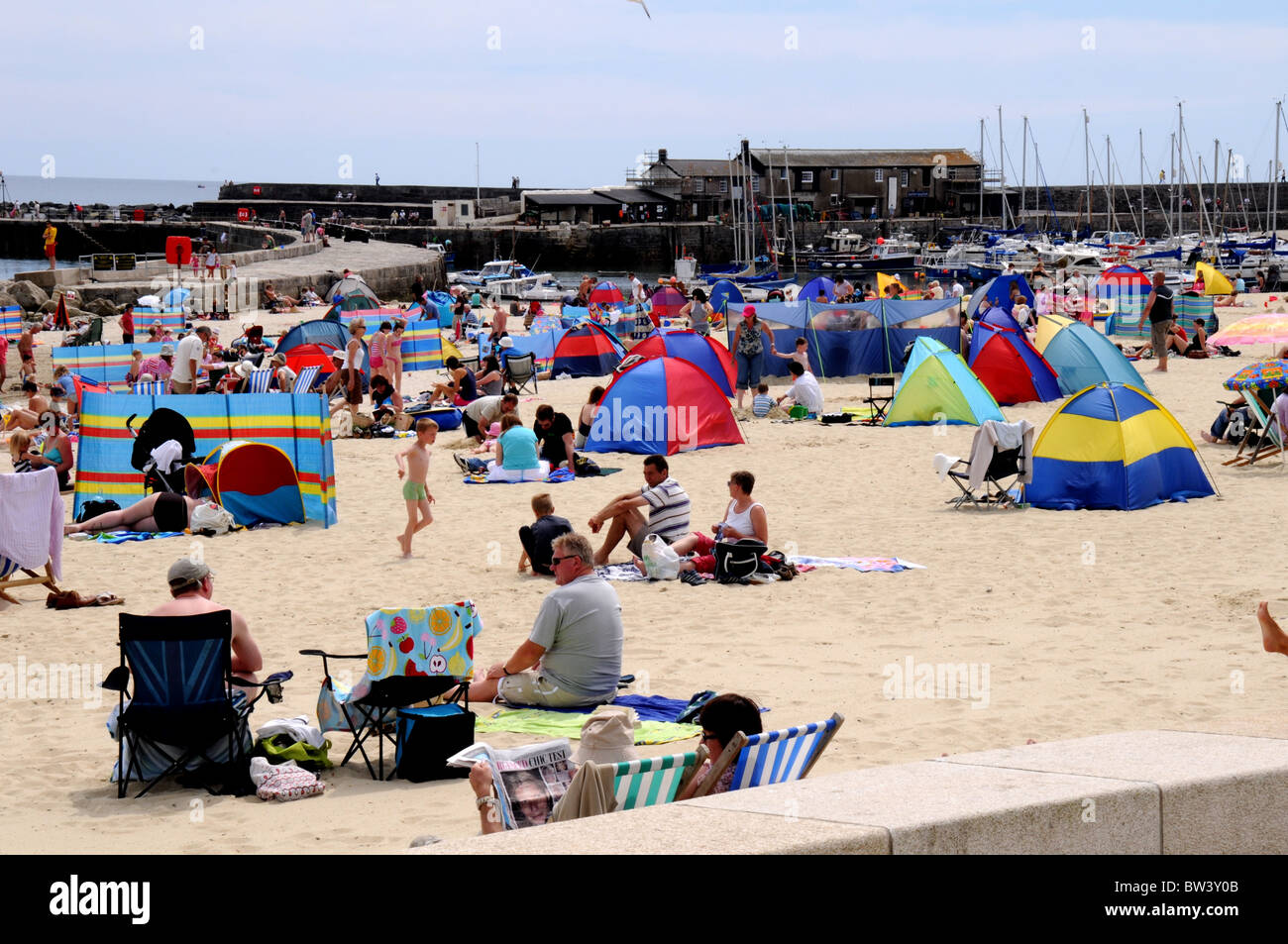 Lyme regis beach hi-res stock photography and images - Alamy