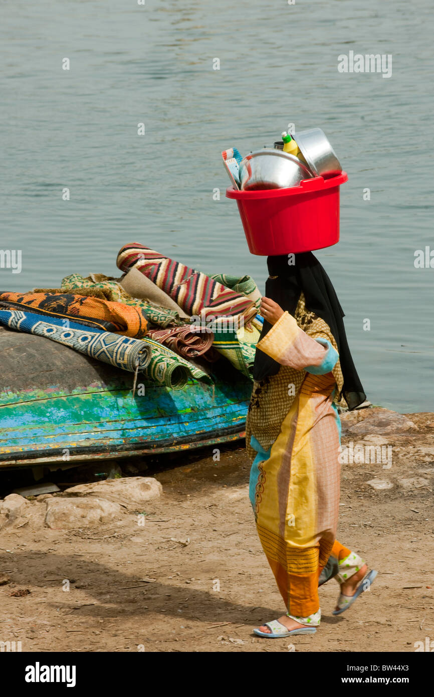 Aegypten, Kairo, Qanater (Kanater), Barrages du Nil, Frau mit Geschirr am Ufer Stock Photo