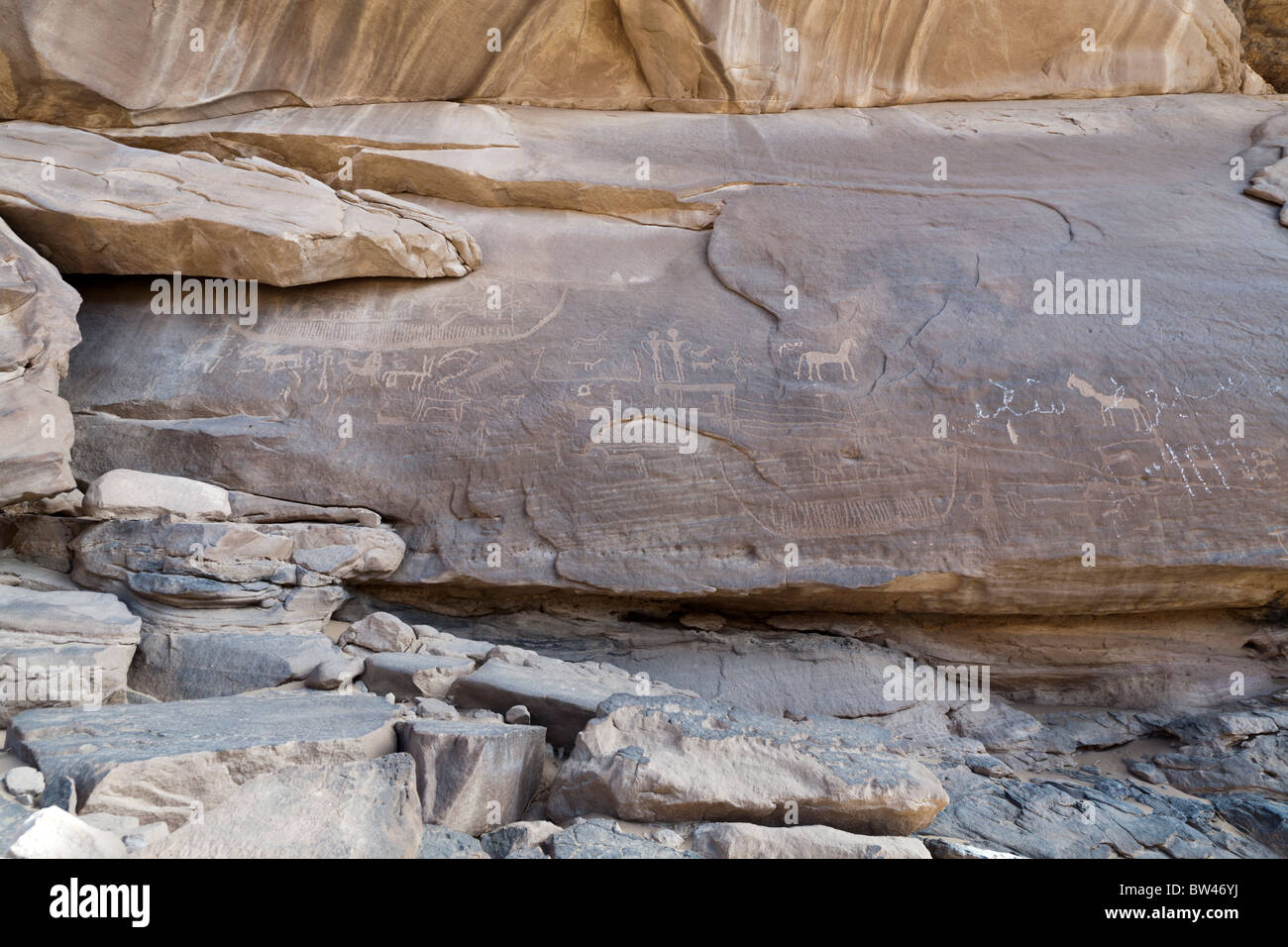 Petroglyph of large boat and various animals overlaid by modern painted graffiti, Wadi el-Barramiya, Eastern Desert, Egypt Stock Photo