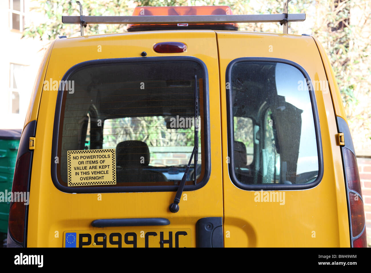 A 'no power tools left in vehicle' sign on a commercial vehicle in the U.K. Stock Photo