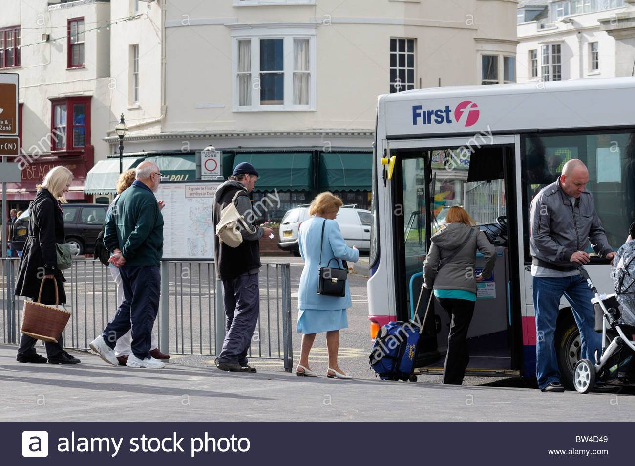 People Queue Bus Stop High Resolution Stock Photography and Images Alamy