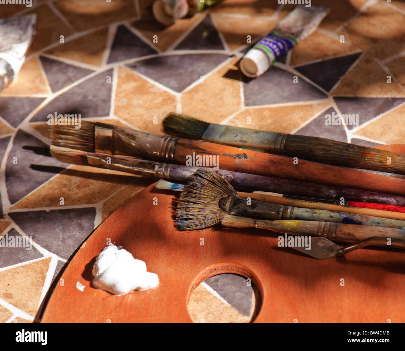 Artist mixing paint Stock Photo - Alamy