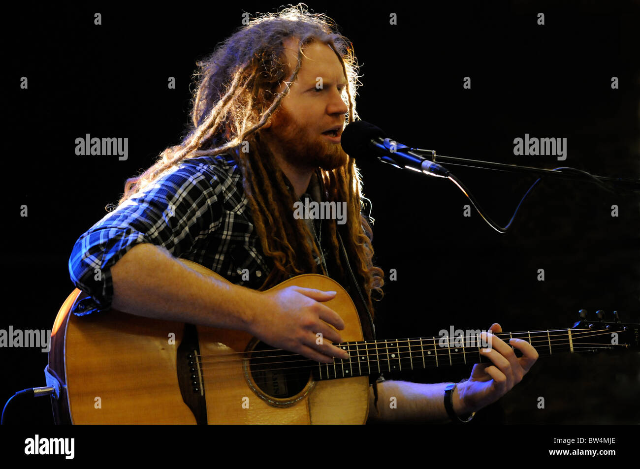 Newton Faulkner guitarist playing and backstage at the Clickimin Centre Lerwick Shetland 2010 Stock Photo