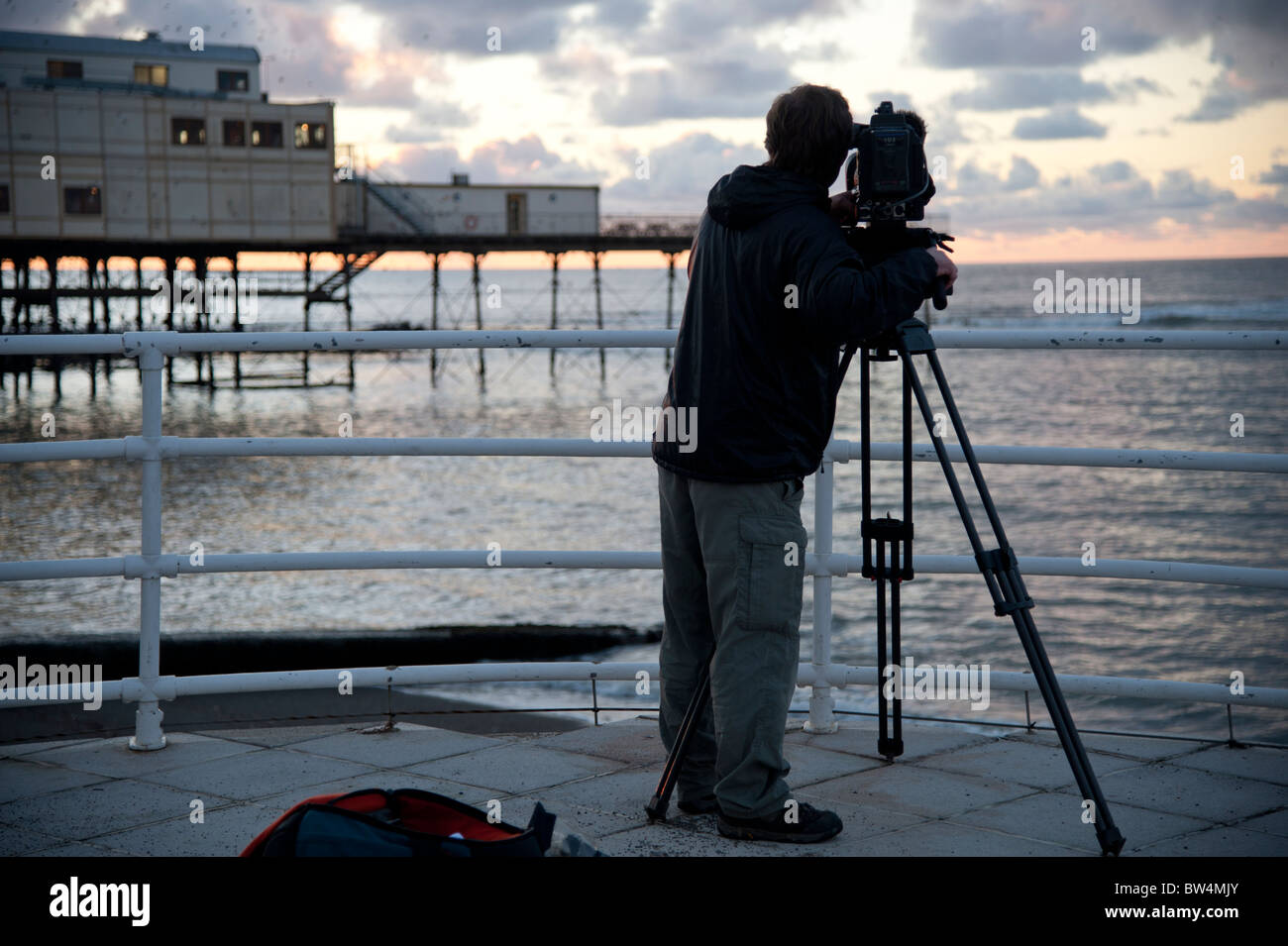 BBC Autumnwatch tv programme filming in HD the starlings roosting in Aberystwyth wales uk Stock Photo
