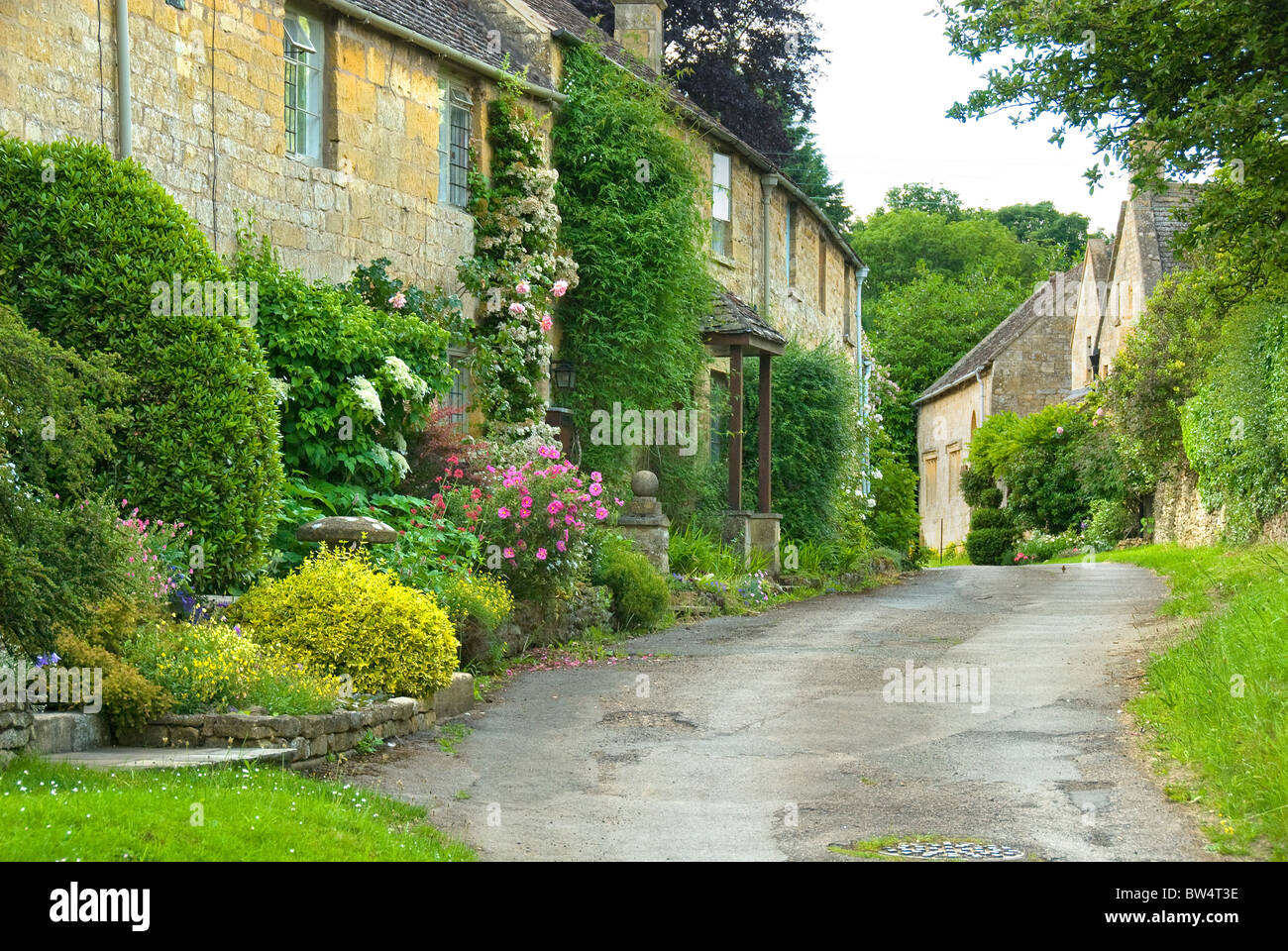 Row of houses and lane, Broad Campden, Cotswolds, Cotswold, Gloucestershire, England, United Kingdom, Europe Stock Photo