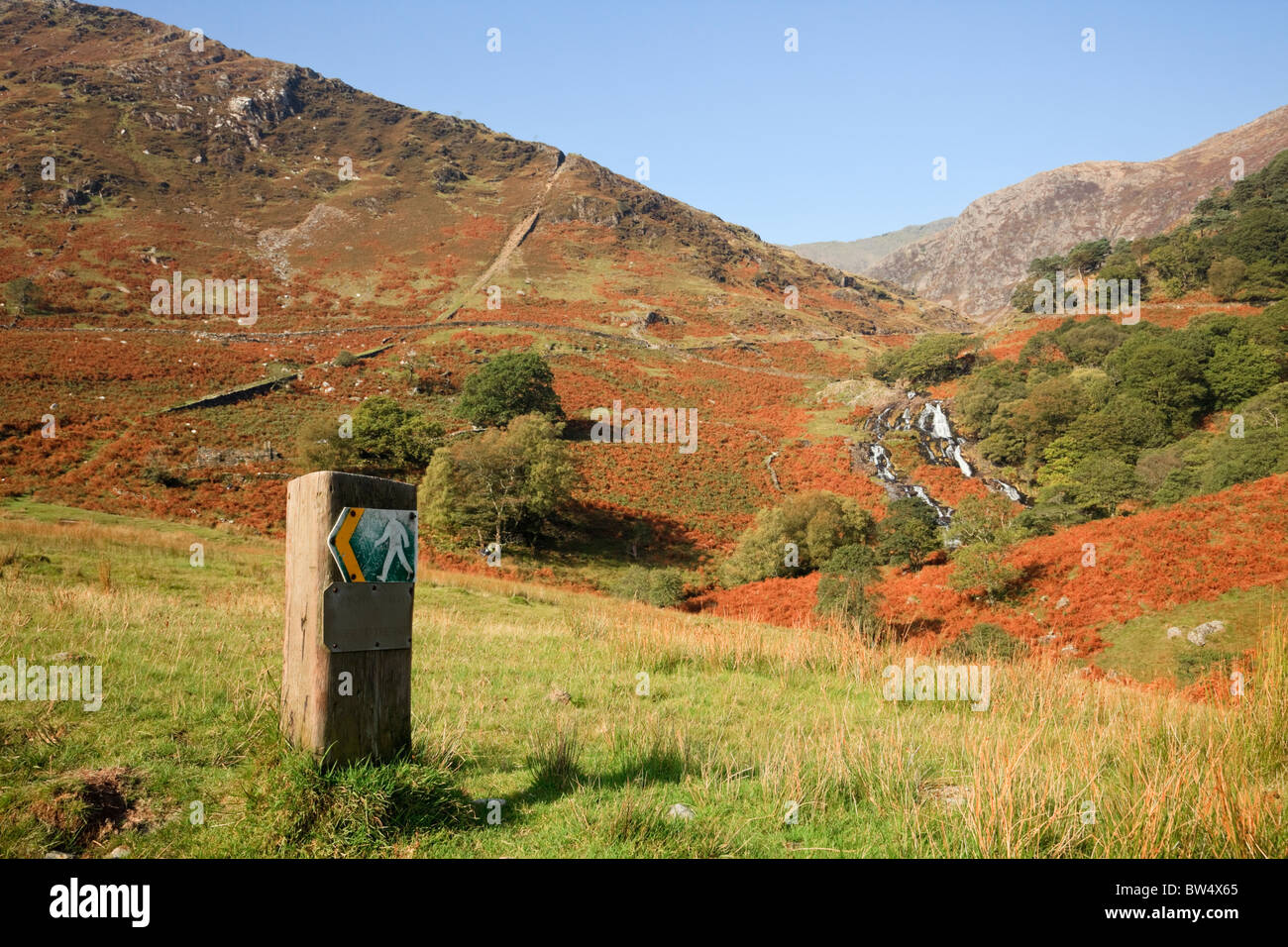 Footpath sign on Watkin Path route passing Cwm Llan waterfall to Mt Snowdon in Snowdonia. Cwm Llan, Gwynedd, North Wales, UK Stock Photo