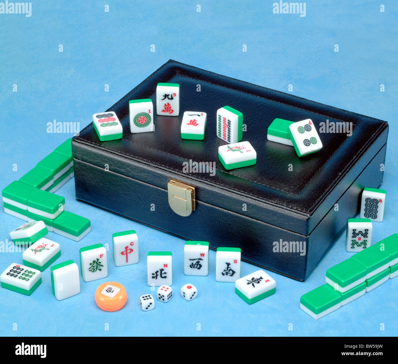 O Mahjong Na Mesa Antiga Jogo Asiático Fecha a Imagem Foto de Stock -  Imagem de casa, chinês: 245625624