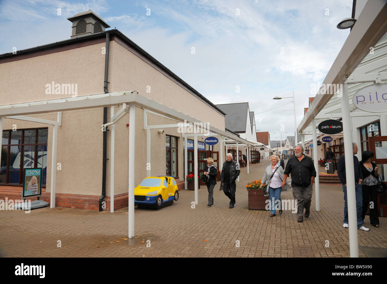 Shoppers, Gretna Gateway Outlet Village, Glasgow Rd, Gretna, Dumfriesshire Stock Photo Alamy